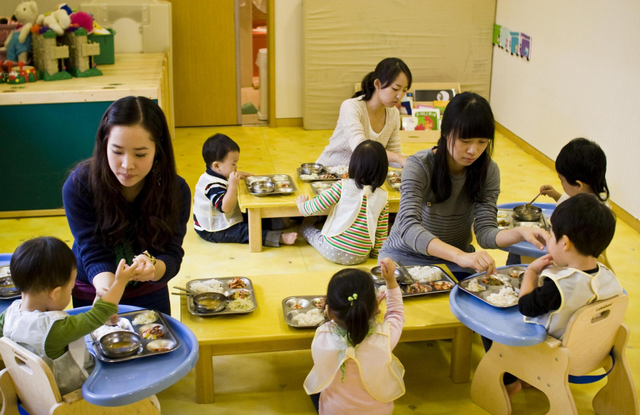 如何让宝宝自主进食？这些事半功倍的方法，家长们快学起来